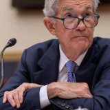 Les chiffres du chômage pourraient confirmer la posture prudente de la Fed qui, sous l'égide de Jerome Powell, ne se montre pas pressée d'abaisser ses taux directeurs (archives). KEYSTONE/AP/Mark Schiefelbein